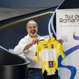 Richard Chassot, directeur general du TdRF, pose avec le maillot jaune lors de la conference de presse de la troisieme edition du Tour de Romandie Feminin le jeudi 22 aout 2024 a Morges. (KEYSTONE/Jean-Christophe Bott)